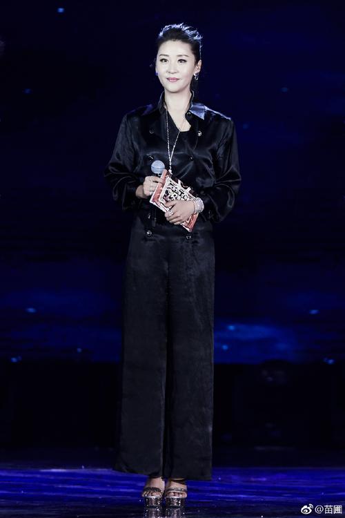 苗圃穿粉色上衣搭配白色短裤,39岁秒变成19岁少女,网友:真会穿